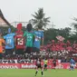 Pesan sepak bola damai jadi tema koreografi suporter saat laga PSM Makassar kontra Persib Bandung di Stadion Mattoangin, Makassar, Rabu (24/10/2018). (Bola.com/Abdi Satria)