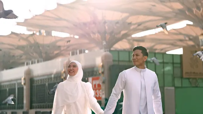 Dara Arafah Tampil Sederhana nan Elegan dalam Abaya Putih Saat Akad Nikah di Masjid Nabawi