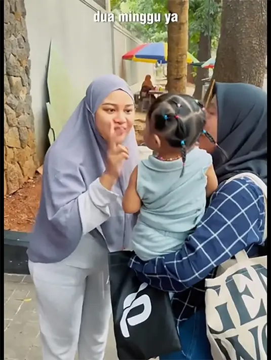 Sebelum ditinggal Sus, baby Ameena tampak memeluk sus yang merawatnya. "Peluk Uwoh peluk Uwoh," kata Aurel seperti dalam video yang diunggah di kanal Youtube Atta Halilintar. [Youtube/attahalilintar]