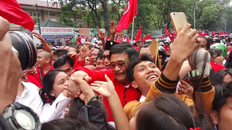 Djarot Saiful Hidayat-Sihar Sitorus mendaftar ke KPU Sumatera Utara.