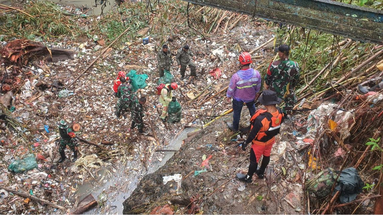 Tim SAR gabungan saat melakukan pencarian korban di wilayah Kabupaten Badung dan Kota Denpasar, Kamis (18/9)