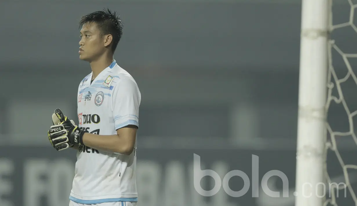 Kiper Arema, Kurnia Meiga, saat pertandingan melawan Persija pada laga lanjutan liga 1 Indonesia di Stadion Patriot, Bekasi, Jumat (02/06/2017). Persija menang 2-0. (Bola.com/M Iqbal Ichsan)