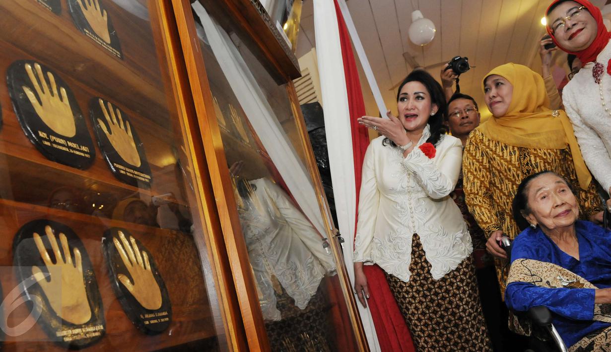 Menteri Sosial Khofifah Indar Parawansa melihat 1000 cap tangan wanita pejuang 45 di gedung Joang, Jakarta, Jumat (15/12). 1000 cap telapak tangan tersebut dipamerkan untuk mengenang para wanita pejuang 45. (Liputan6.com/Helmi Afandi)