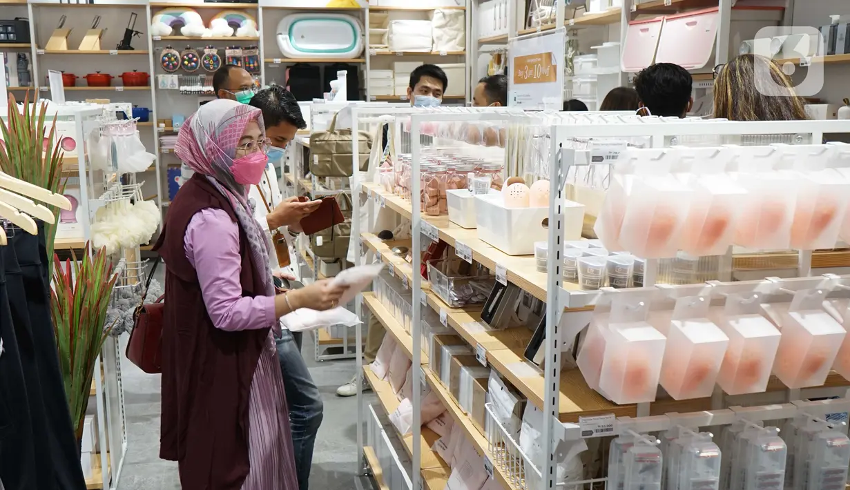 Konsumen melihat produk di gerai IUIGA AEON Mall Sentul City, Bogor, Jumat (19/03/2021). Melihat tingkat pertumbuhan dan permintaan konsumen yang signifikan di 2020, IUIGA optimis untuk ekspansi bisnis ke luar Jakarta seperti di Depok, Bekasi, Tangerang dan Bogor. (Liputan6.com/HO/Ruru)