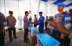 Kapolri Jenderal Polisi Drs. Listyo Sigit Prabowo sampaikan bantuan kepada anggotanya yang menjadi korban banjir di Sumatera Barat. (Foto: Humas Polri)