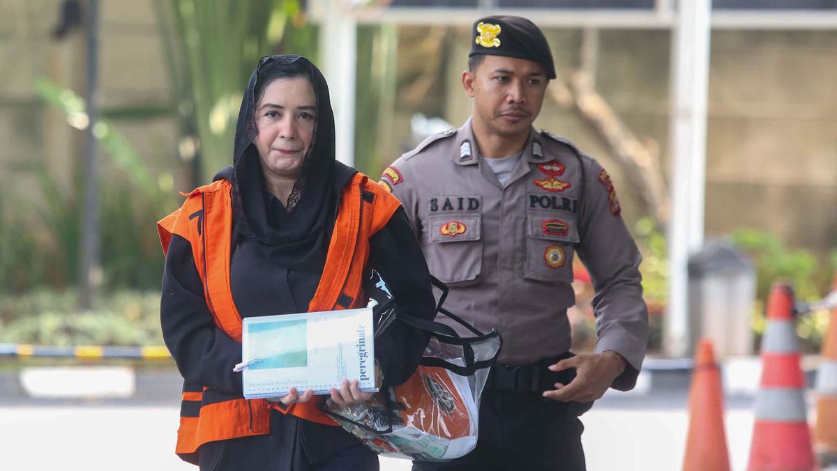 Bupati Pekalongan nonaktif, Fadia Arafiq ditahan KPK.
