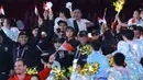 CdM Tim Indonesia untuk Asian Games, Basuki Hadimuljono (tengah) bersama sejumlah atlet Indonesia mengikuti upacara penutupan Asian Games 2022 yang berlangsung di Hangzhou Olympic Sports Centre Stadium, Hangzhou, China pada Minggu (08/10/2023). (NOC. Indonesia)
