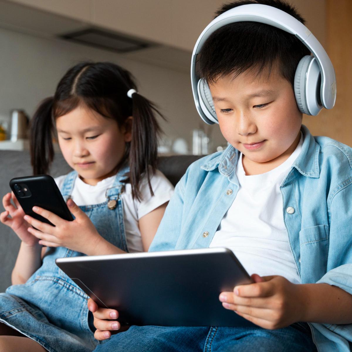 Ilustrasi Anak-anak Menggunakan Gadget (©Freepik)