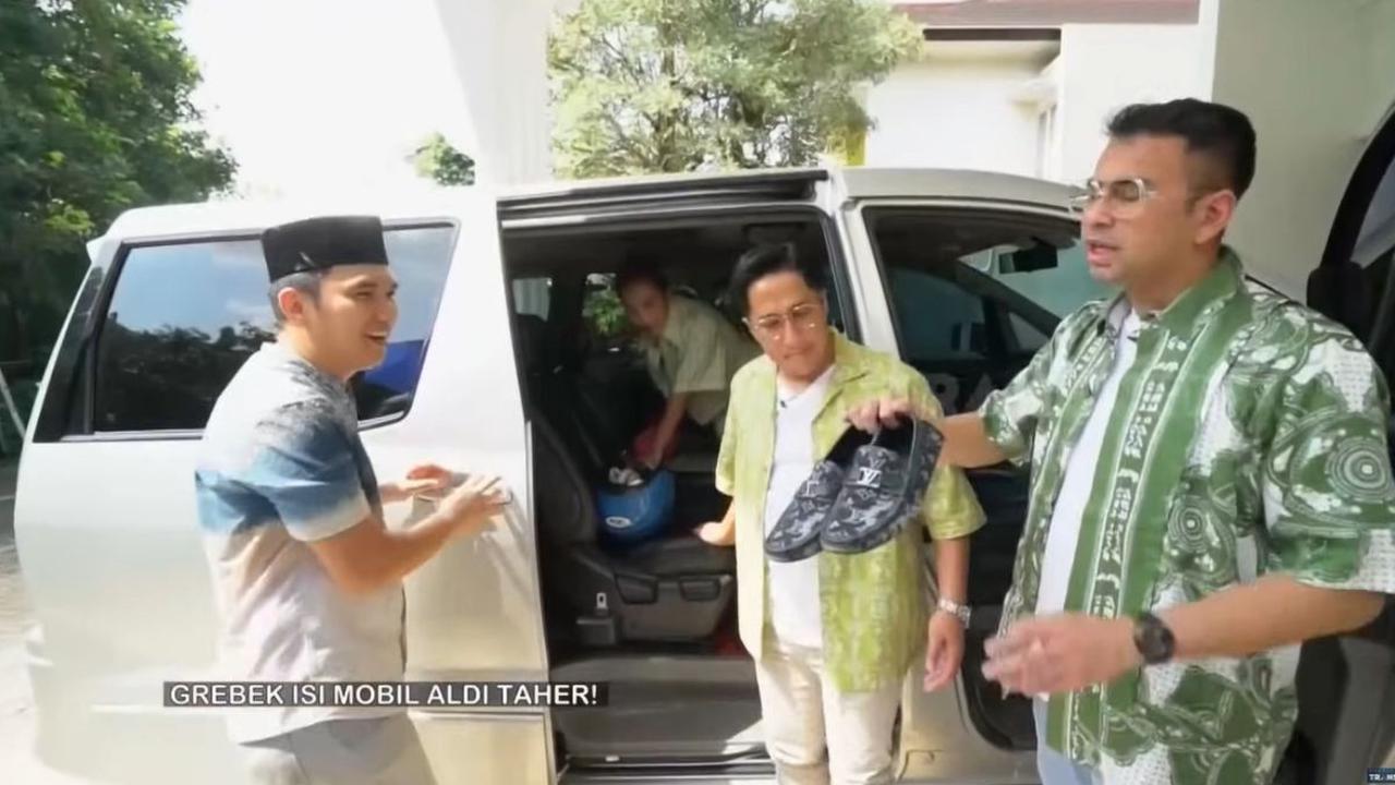 Raffi Ahmad kemudian menemukan sepasang sepatu branded. Namun Raffi tampak menyangsikan jika sepatu itu asli.<br>