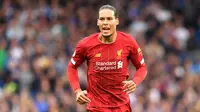 6. Virgil van Dijk (Liverpool) - Bek asal Belanda ini menjadi elemen penting Liverpool saat meraih gelar juara Liga Inggris 2019/2020. Virgil van Dijk menjadi sosok penting di lini pertahanan Liverpool dan bek terbaik di kompetisi Liga Inggris. (AFP/Olly Greenwood)