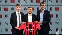 Alessandro Florenzi (tengah) berpose bersama dua petinggi AC Milan usai menandatangani kontrak peminjaman per musim 2021/2022. (Dok. AC Milan)