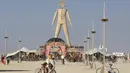 Suasana keramaian saat berlangsungnya acara The Burning Man 2015 atau " Carnival of Mirrors " di sebuah gurun pasir, Nevada,(31/8/2015). Sekitar 70.000 orang akan hadir dalam acara ini. (REUTERS/Jim Urquhart)