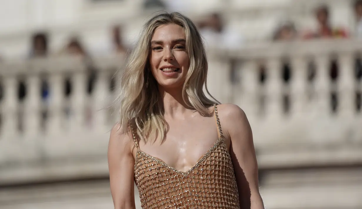 Untuk riasan wajah, ia menggunakan smokey eye yang lembut dengan warna-warna yang bersahaja dan sentuhan lipstik coklat. (AP Photo/Alessandra Tarantino)