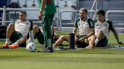 Pemain Meksiko, Rogelio Funes Mori, Hector Herrera dan Cesar Montes melakukan peregangan saat sesi latihan tim di Jor, Qatar, Selasa, 29 November 2022. Saat ini, baik Arab Saudi maupun Meksiko masih memiliki peluang untuk lolos ke babak 16 besar. Kedua tim harus saling mengalahkan untuk mengamankan laju mereka di Piala Dunia 2022. (AP Photo/Moises Castillo)