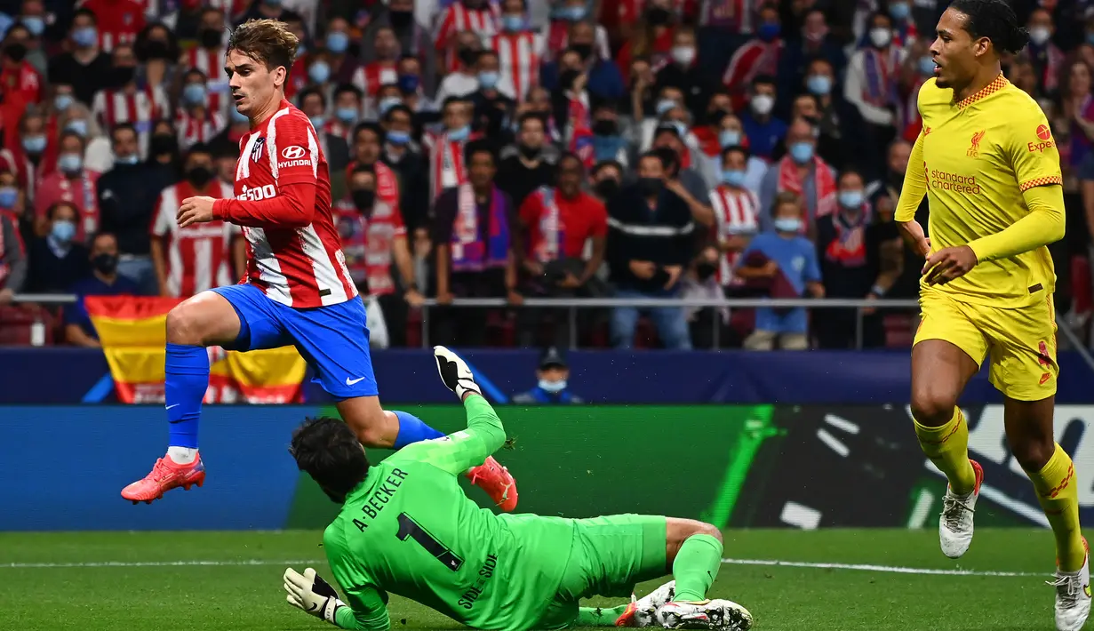 Alisson Becker. Di matchday ketiga Grup B, Liverpool dijamu Atletico Madrid, 19 Oktober 2021. Dalam laga yang berakhir 3-2 untuk kemenangan Liverpool, kiper Alisson Becker terpilih menjadi Man of The Match usai membuat tiga penyelamatan penting dalam laga tersebut. (AFP/Gabriel Bouys)