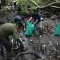 Aksi Bersihkan sampah di Kawasan Taman Hutan Raya (Tahura) Ngurah Rai, Denpasar, Bali (Dewi Divianta/Liputan6.com)