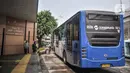 Bus Transjakarta menaikkan penumpang di kawasan Tanah Abang, Jakarta, Kamis (21/10/2021). Pemprov DKI Jakarta memberlakukan jam operasional seluruh moda transportasi umum mulai pukul 05.00 - 21.30 WIB, namun dengan tetap mematuhi protokol kesehatan. (merdeka.com/Iqbal S. Nugroho)