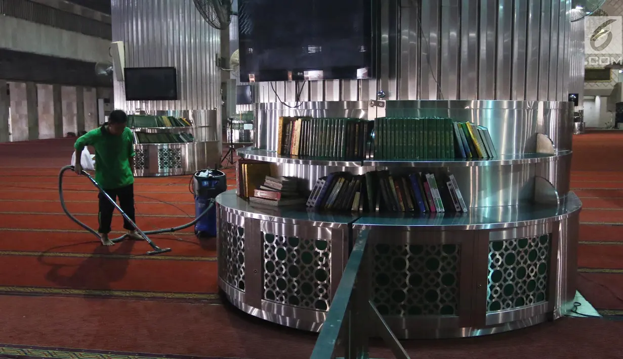 Petugas membersihkan karpet Masjid Istiqlal, Jakarta, Selasa (15/5). Kegiatan tersebut dalam rangka menyambut Bulan Suci Ramadan untuk memberikan rasa nyaman bagi jamaah saat menjalankan ibadah. (Liputan6.com/Arya Manggala)