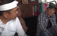 Badan Penuh Tato, Kades Hoho Tak Gengsi Mendorong Gerobak Sorong Bawa Adukan Semen Untuk Perbaikan Jalan