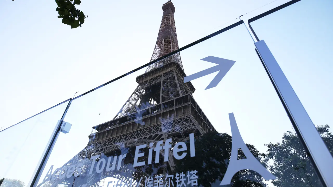 Menara Eiffel Resmi Dibuka untuk Umum