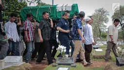 Keluarga menggotong jenazah aktris senior Titi Qadarsih saat akan dimakamkan di TPU Tanah Kusir, Jakarta, Selasa (23/10). Bintang film senior itu meninggal di usia 73 tahun. (Liputan6.com/Faizal Fanani)