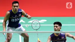 Pramudya Kusumawardana/ Yeremia Erich Yoche Yacob Rambitan unggul 18-21, 21-19, 23-21. (Liputan6.com/Helmi Fithriansyah)