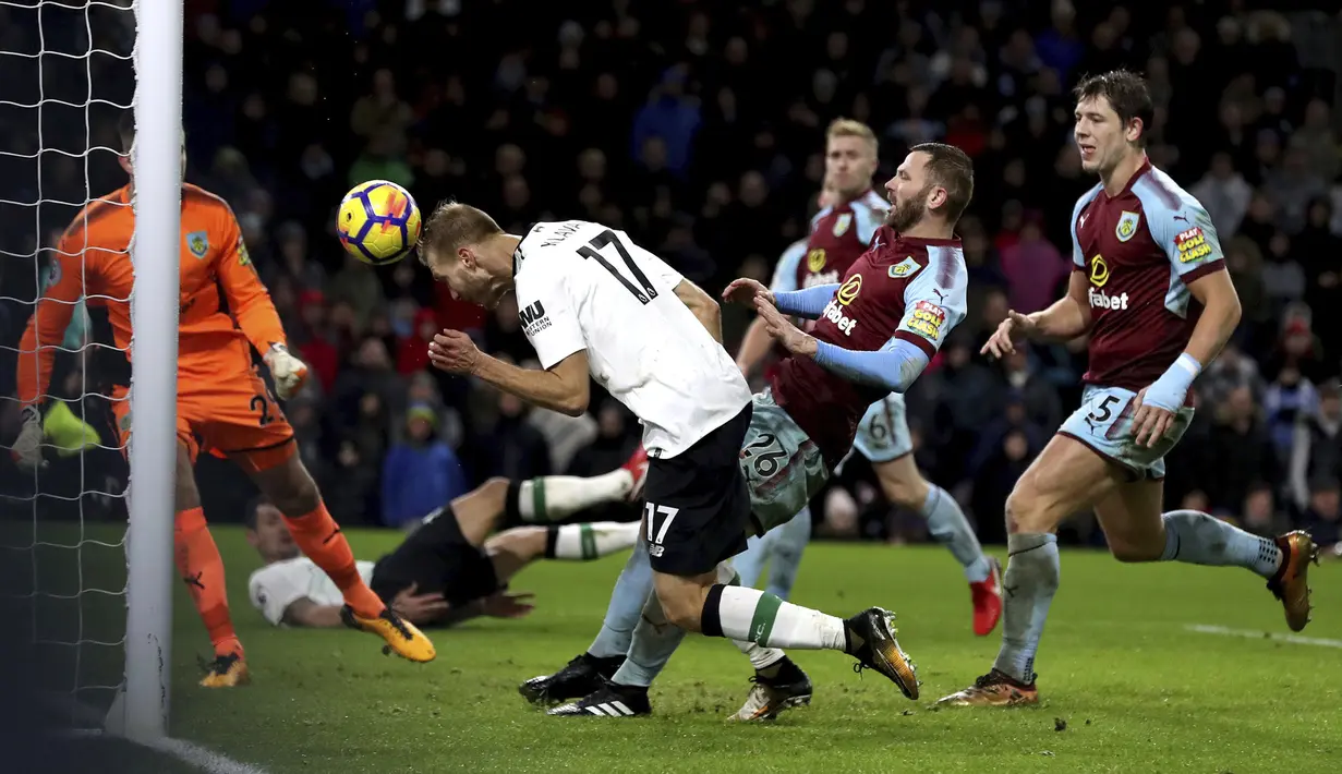 Pemain Liverpool, Ragnar Klavan saat mencetak gol lewat sundulan ke gawang Burnley pada lanjutan Premier League di Turf Moor, Burnley, (1/1/2018). Liverpool menang 2-1 atas Burnley. (Martin Rickett/PA via AP)