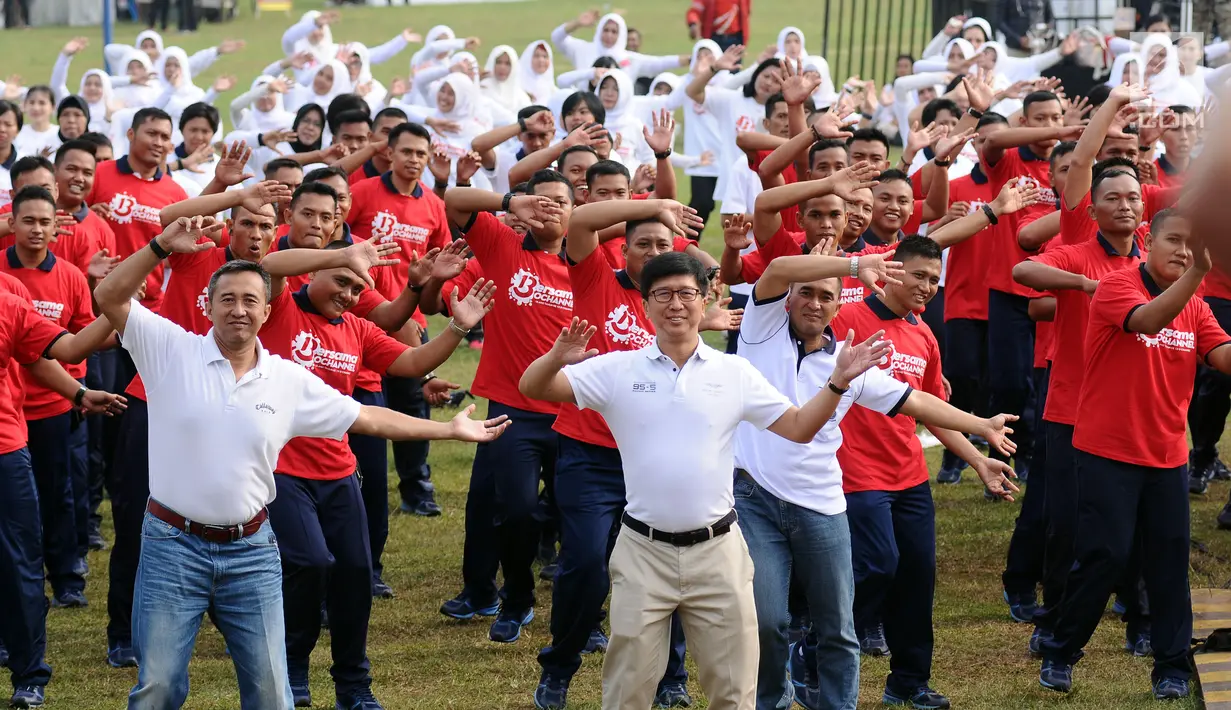 Dirut O Channel, Sutanto Hartono (kanan depan) bersama parjurit Marinir bersenam pagi pada perayaan HUT Bersama Bersama O Channel dengan Jalasenastri TNI AL di Stadion Bola Mini Pasmar 2, Jakarta, Minggu (20/8). (Liputan6.com/Helmi Fithriansyah)