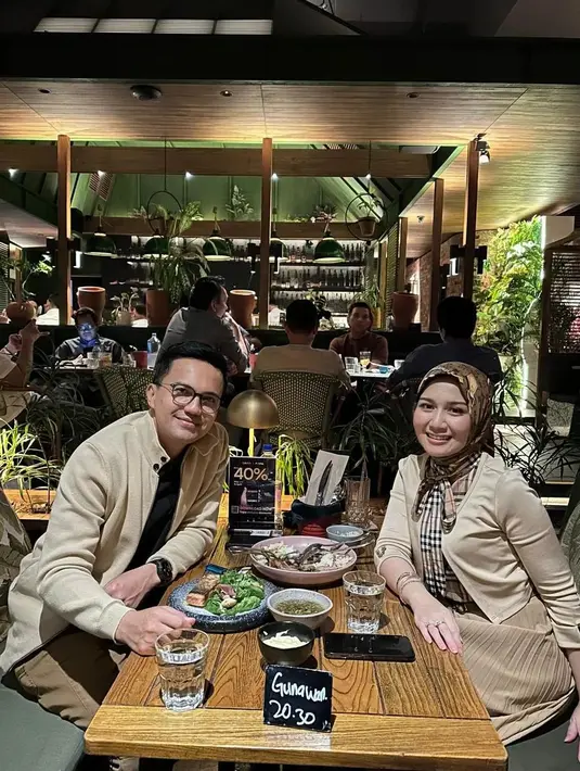 Twinning dengan outfit khakhi saat makan bareng. [Foto: Instagram @sahrulgunawanofficial]