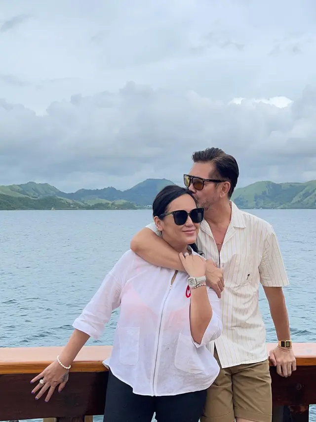 26 Tahun Menikah, Ini 7 Potret Mesra Ferry Salim dan Istri Saat Liburan