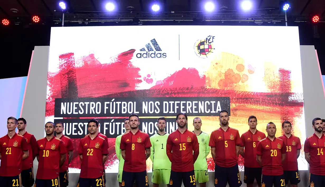 Para pemain Timnas Spanyol berpose saat launching jersey baru di Las Rozas, Madrid, Spanyol, Rabu (13/11). Jersey baru tersebut untuk menyambut Piala Eropa 2020. (AFP/Oscar Del Pozo)