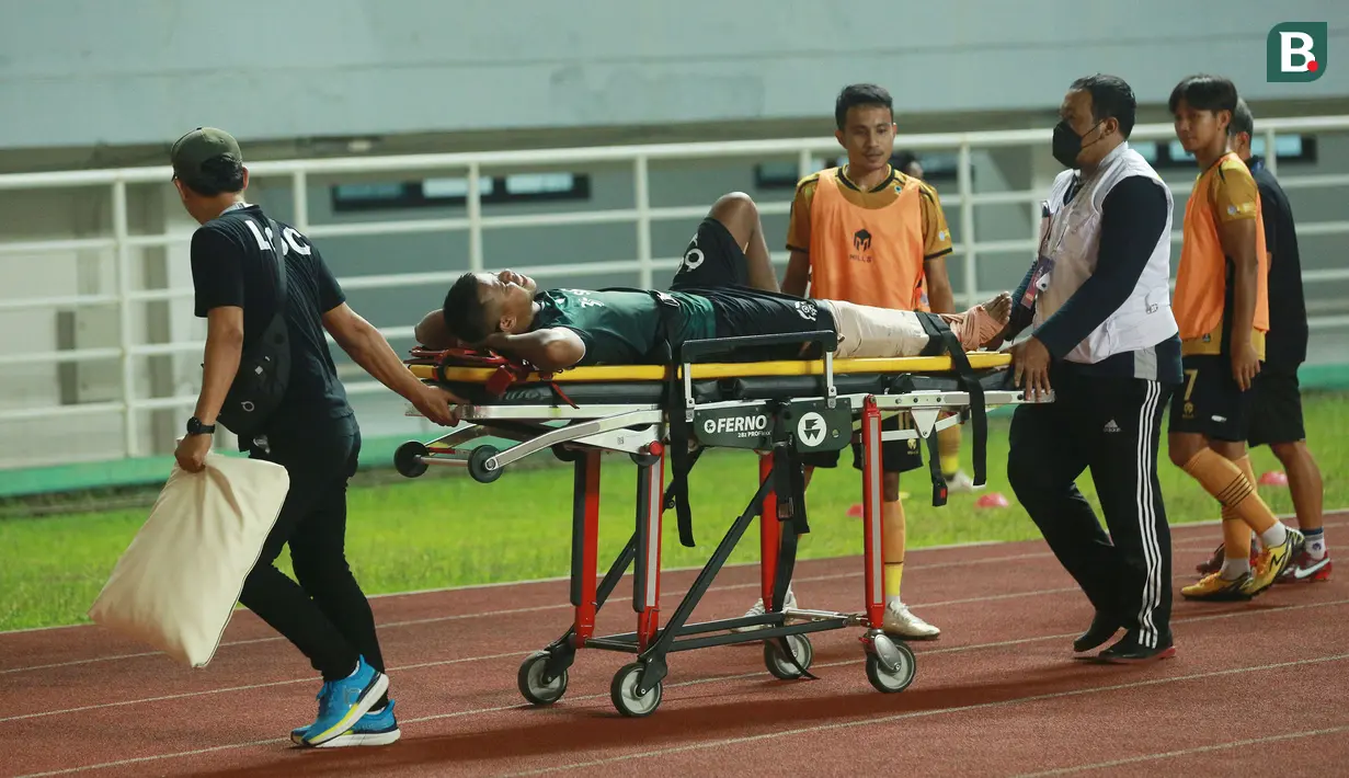 Pemain Persikabo 1973, Manahati Lestusen mengalami cedera pada laga pekan ke-6 BRI Liga 1 2022/2023 antara Persikabo 1973 melawan Bhayangkara FC di Stadion Pakansari, Bogor, Selasa (23/8/2022) malam WIB. (Bola.com/M Iqbal Ichsan)