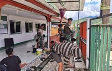 Prajurit TNI Bersihkan Masjid Tolikara Jelang Lebaran, Wujudkan Toleransi di Papua Pegunungan