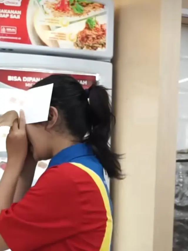 Vania Kasir Indomaret yang Viral Dihadiahi Trip ke Jepang (TikTok/Indomaret)