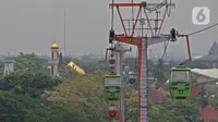 Suasana kereta gantung yang sepi dari kunjungan wisatawan di Taman Mini Indonesia Indah (TMII), Jakarta, Rabu (14/10/2020). TMII membuka kembali tempat wisatanya saat Pemerintah Provinsi DKI sudah memberlakukan pembatasan sosial berskala besar (PSBB) transisi. (Liputan6.com/Herman Zakharia)