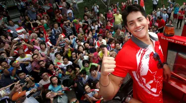 Atlet renang, peraih medali emas pertama Singapura, Joseph Schooling menyapa media di bus terbuka saat parade kemenangan di Singapura (18/08). Schooling raih medali dari cabang olahraga renang pria kategori 100 m pada Olimpiade Rio 2016(REUTERS/Edgar Su)