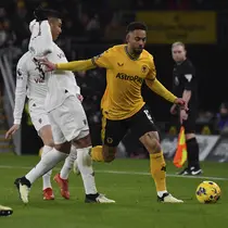 Casemiro dari Manchester United, tengah, ditangani oleh Matheus Cunha dari Wolverhampton Wanderers selama pertandingan sepak bola Liga Premier Inggris antara Wolverhampton Wanderers dan Manchester United di Stadion Molineux di Wolverhampton, Inggris, Kamis, 1 Februari 2024. (AP Photo/Rui Vieira )