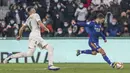 Real Madrid berbalik unggul 2-1 pada menit ke-116. Usai menerima umpan David Alaba, Eden Hazard berhasil melewati kiper Elche, Axel Werner untuk menceploskan bola ke dalam gawang. (AP/Alberto Saiz)