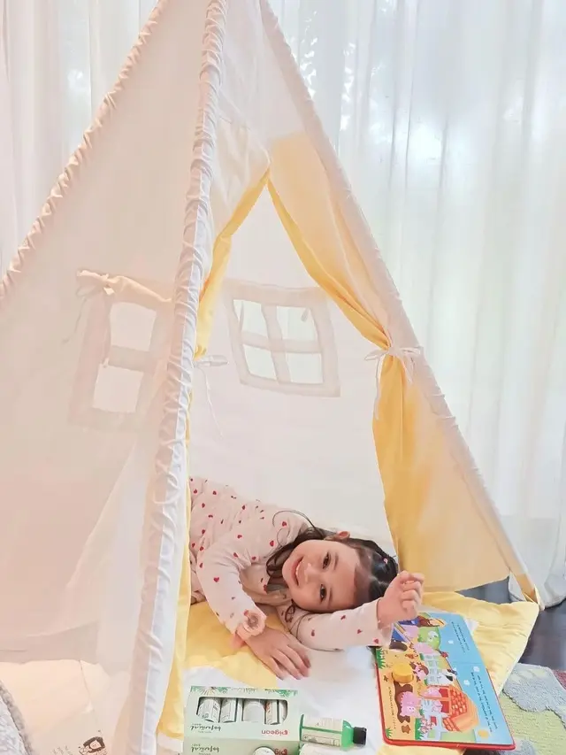 Potret Aleia anak Aryani Fitriana yang disebut seperti boneka hidup