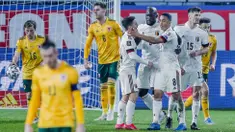 Para pemain Belgia merayakan gol yang dicetak oleh Romelu Lukaku ke gawang Wales pada laga Kualifikasi Piala Dunia 2022 di Stadion Den Dreef, Kamis (25/3/2021). Belgia menang dengan skor 3-1. (AP/Francisco Seco)