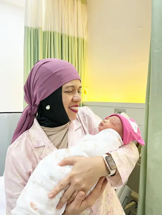 Dengan tawa lebarnya, Geni Faruk menggendong dan memeluk Azura yang tampak tenang dan nyaman. [Foto: Instagram/genifaruk]