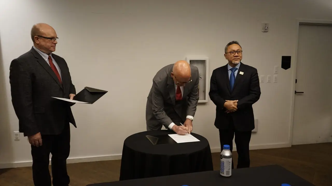 Menteri Perdagangan (Mendag) Zulkifli Hasan menyaksikan penandatanganan nota kesepahaman (MoU) antara perusahaan peralatan dapur elektrik Indonesia dan Amerika Serikat (AS).(Dok Kemendag)