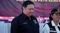 Menteri Koordinator Bidang Perekonomian Airlangga Hartarto dalam Konferensi Pers usai memimpin pemusnahan barang impor ilegal di Komplek Tempat Penimbunan Pabean Bea dan Cukai Cikarang, Simpangan, Kecamatan Cikarang Utara, Kabupaten Bekasi, Jawa Barat, Kamis (26/10/2023). (Dok Kemenko Perekonomian)