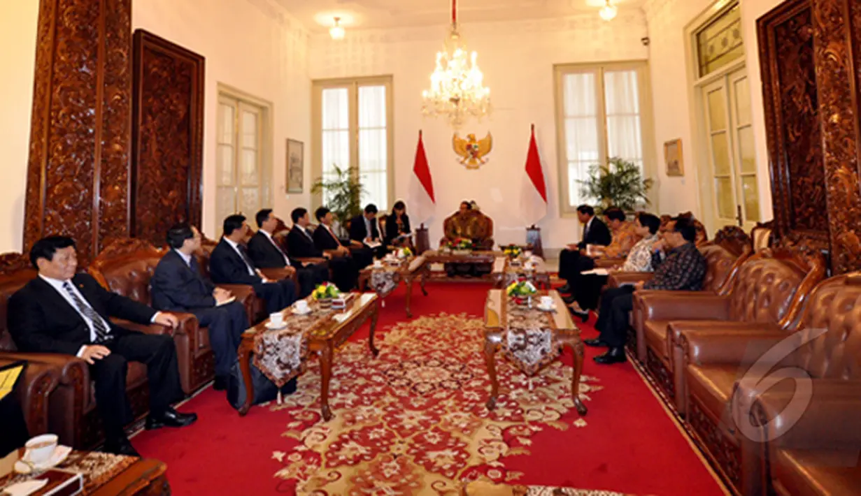 Presiden Joko Widodo menerima perwakilan delegasi Republik Rakyat Tiongkok (RRT) di Istana Merdeka, Jakarta, Selasa (3/2/2015).  Pertemuan ini membahas masalah perekonomian kedua negara. (Liputan6.com/Faizal Fanani)