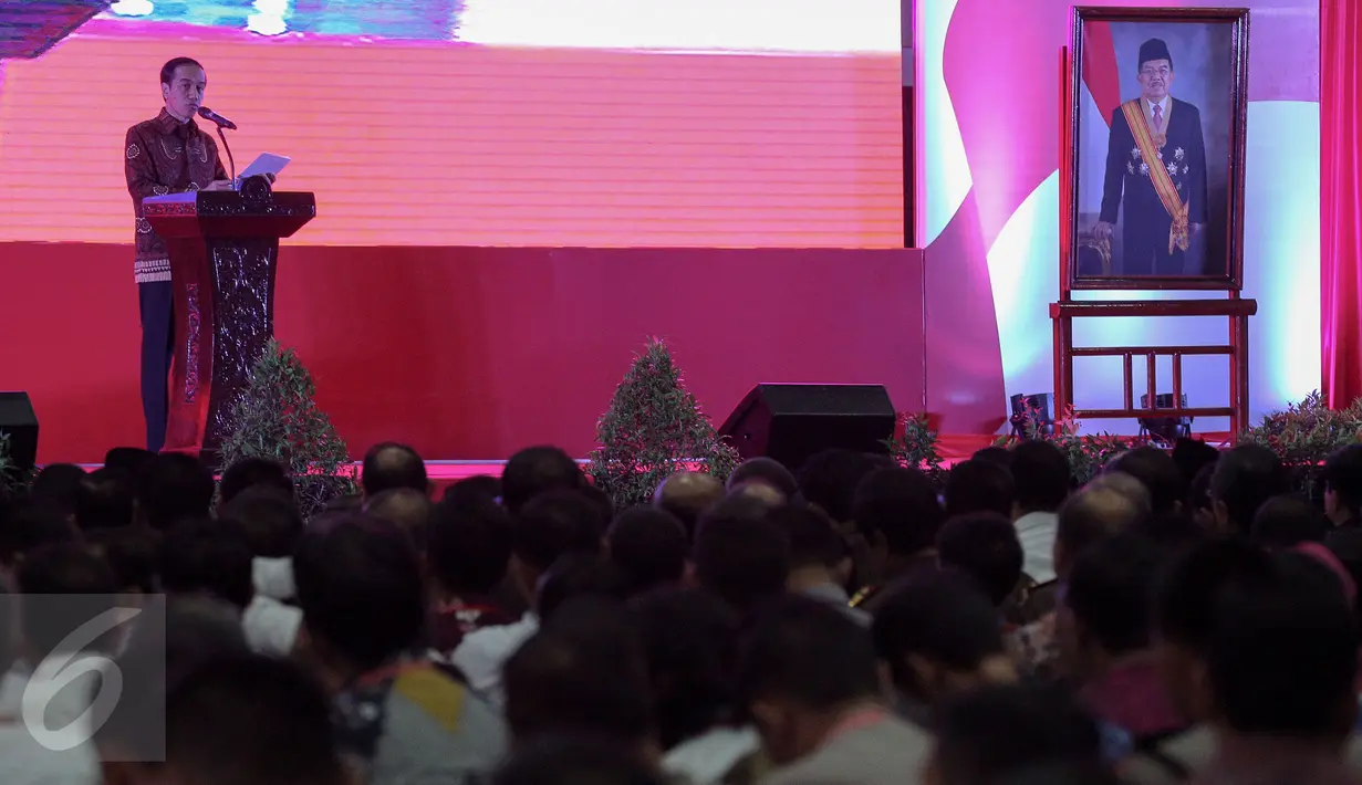 Presiden Jokowi memberi sambutan saat membuka Rapat koordinasi nasional (rakornas) Pemantapan Pelaksanaan Pilkada Serentak 2015 di Ancol, Jakarta, Kamis (12/11). Pilkada serentak itu dijadwalkan berlangsung 9 Desember 2015. (Liputan6.com/Faizal Fanani)