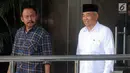 Tokoh PPP Jawa Timur Asep Saifuddin Chalim (kanan) memenuhi panggilan penyidik KP untuk menjalani pemeriksaan, Jakarta, Senin (25/3). Kiai Asep diperiksa sebagai saksi untuk tersangka Romahurmuziy dalam kasus dugaan suap jual beli jabatan di lingkungan Kementerian Agama. (merdeka.com/Dwi Narwoko)