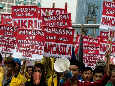 Mahasiswa berorasi saat melakukan longmarch dari Bundaran HI menuju Istana, Jakarta, Senin (21/11). Mereka menyatakan sikap untuk menjaga keutuhan NKRI dan Ideologi Pancasila. (Liputan6.com/Faizal Fanani)