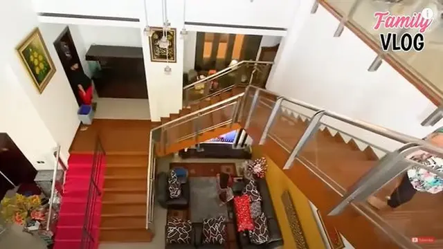 Rumah Orangtua Ussy Sulistiawaty