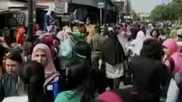 Hari Pasar, PKL dan Pembeli di Kawasan Tanah Abang Membludak