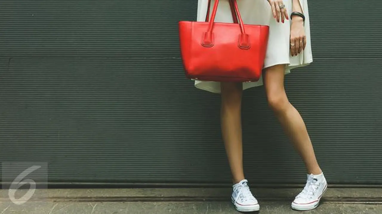 3 Gaya Seru dengan Sepatu Sneakers